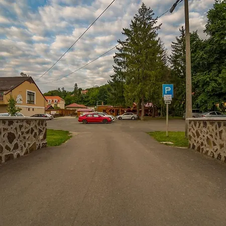 Lipicai Ifjusagi Szallo *